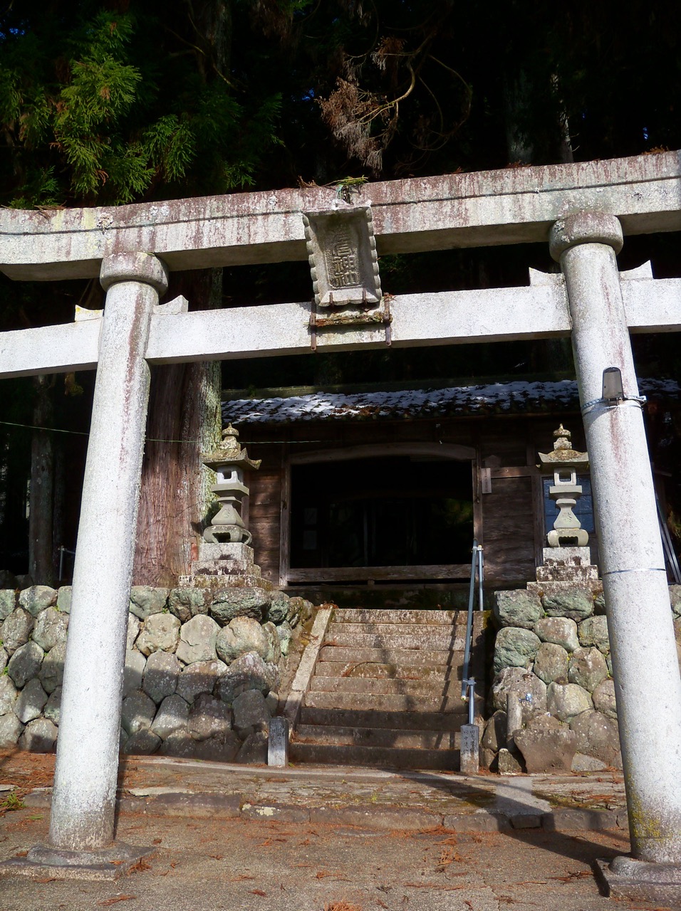 若宮神社の鳥居。石段を上った奥が本殿
