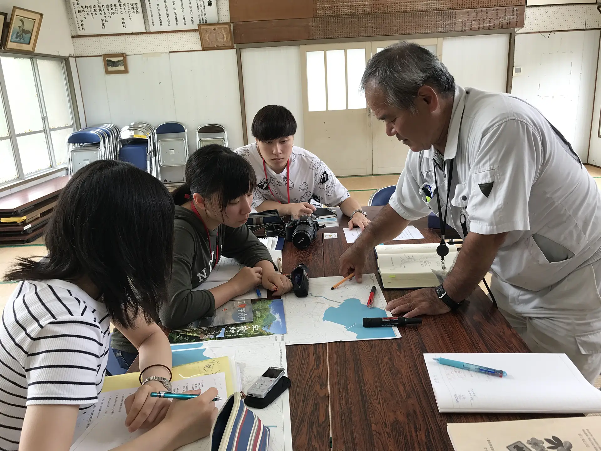 地域の宝物について話を聞く学生たち