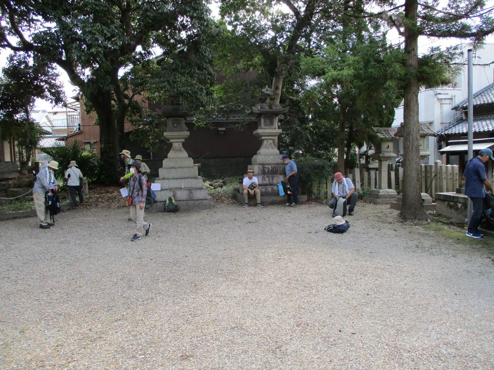楢（なら）神社にて休憩の写真